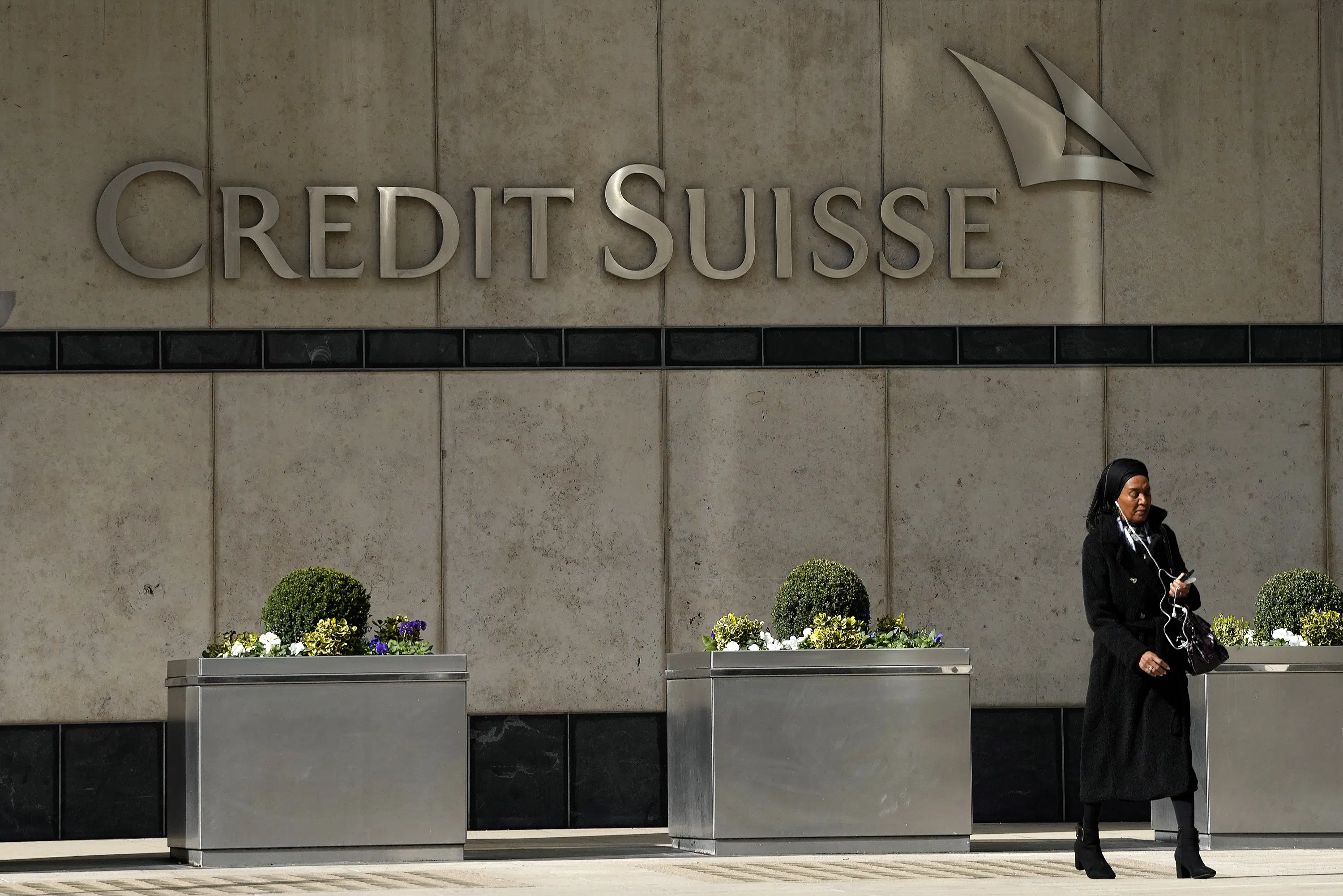 Las acciones de Credit Suisse subieron después de que el banco central proporcionara un salvavidas