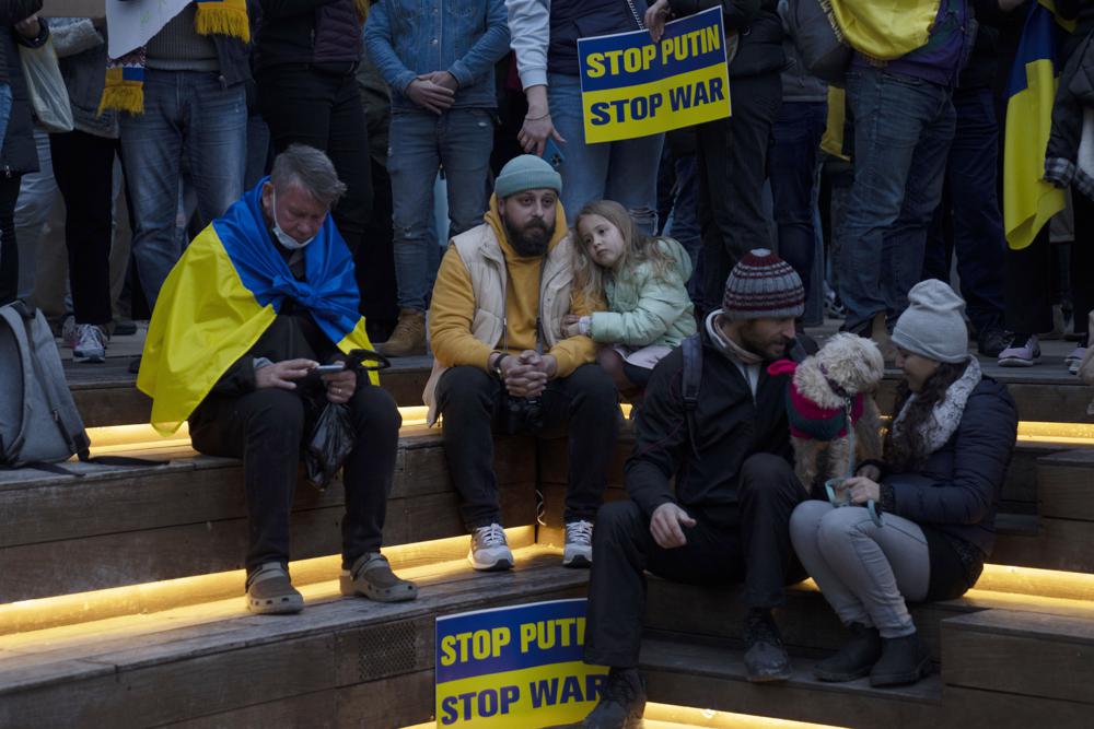 La gente se reúne en la plaza Habima en Tel Aviv, Israel, para ver al presidente ucraniano Volodymyr Zelenskyy en un discurso en video ante la Knesset, el parlamento de Israel, el domingo 20 de marzo de 2022. (Foto AP/Maya Alleruzzo)