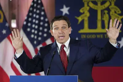 El gobernador de Florida Ron DeSantis en Smyrna, Georgia, el 30 de marzo de 2023. (AP foto/John Bazemore)