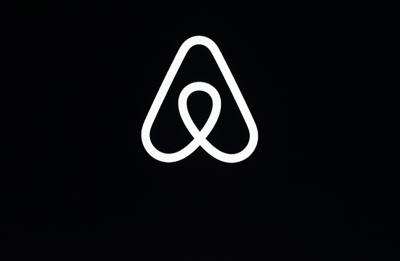Archivo - Fotografía de archivo del 22 de febrero de 2018 del logo de Airbnb durante un evento en San Francisco. (AP Foto/Eric Risberg, Archivo)
