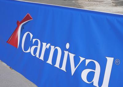 Fotografía de archivo del 29 de enero de 2021 de un letrero de Carnival Cruise Line en Port Miami en Miami. (AP Foto/Lynne Sladky, Archivo)