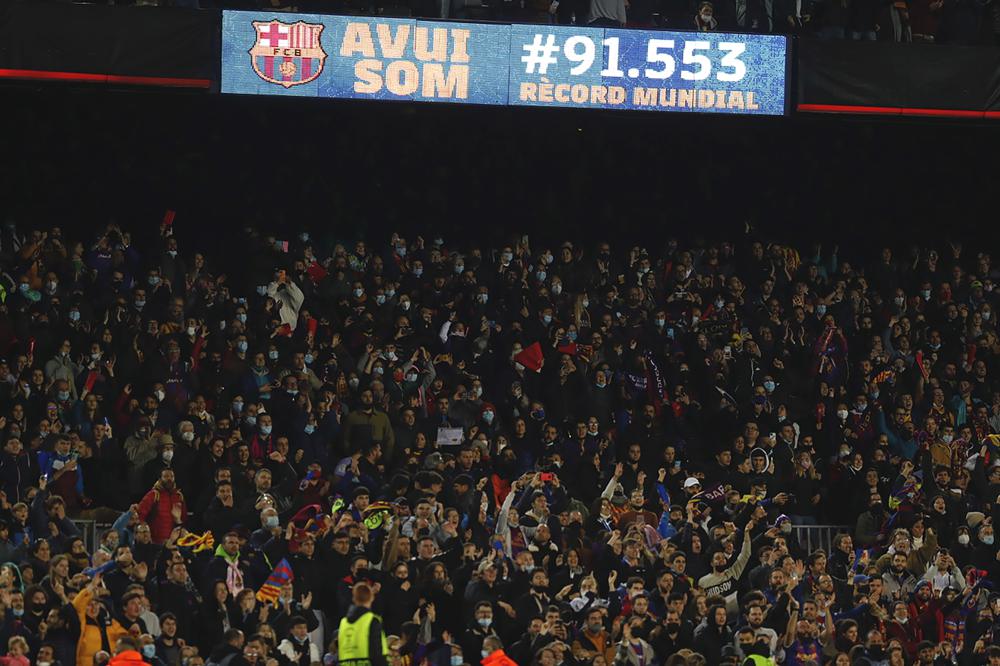 Una pantalla que muestra el número de espectadores durante el partido de vuelta de los cuartos de final de la Liga de Campeones Femenina entre Barcelona y Real Madrid en el estadio Camp Nou de Barcelona, ​​España, el miércoles 30 de marzo de 2022. Una multitud récord mundial para un partido de fútbol femenino partido de más de 91.000 personas vio al Barcelona derrotar al Real Madrid por 5-2 en la Champions League en el Estadio Camp Nou.  (Foto AP/Joan Monfort)