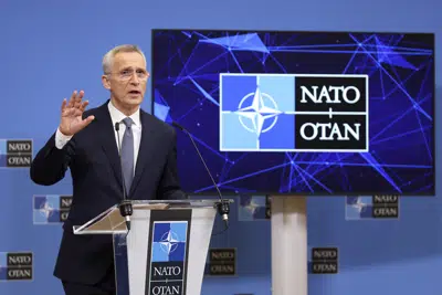 El secretario general de la OTAN, Jens Stoltenberg, habla durante una conferencia de prensa, en la sede de la alianza, en Bruselas, el lunes 3 de abril de 2023. (AP Foto/Geert Vanden Wijngaert)