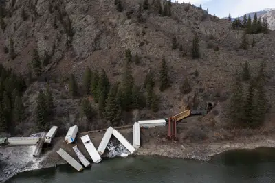 Un tren que se descarriló al oeste de St. Regis, Montana, el domingo 2 de abril de 2023. (Ben Allan Smith/The Missoulian via AP)