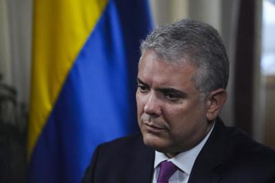 El presidente de Colombia, Iván Duque, escucha una pregunta durante una entrevista en la residencia del embajador de Colombia en Nueva York, miércoles 13 de abril de 2022. (AP Foto/Bebeto Matthews)