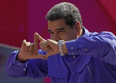El presidente de Venezuela, Nicolás Maduro, saluda a simpatizantes desde el escenario durante un mitin por el Día del Trabajador en Caracas, Venezuela, el 1 de mayo de 2022. (Foto AP/Ariana Cubillos)