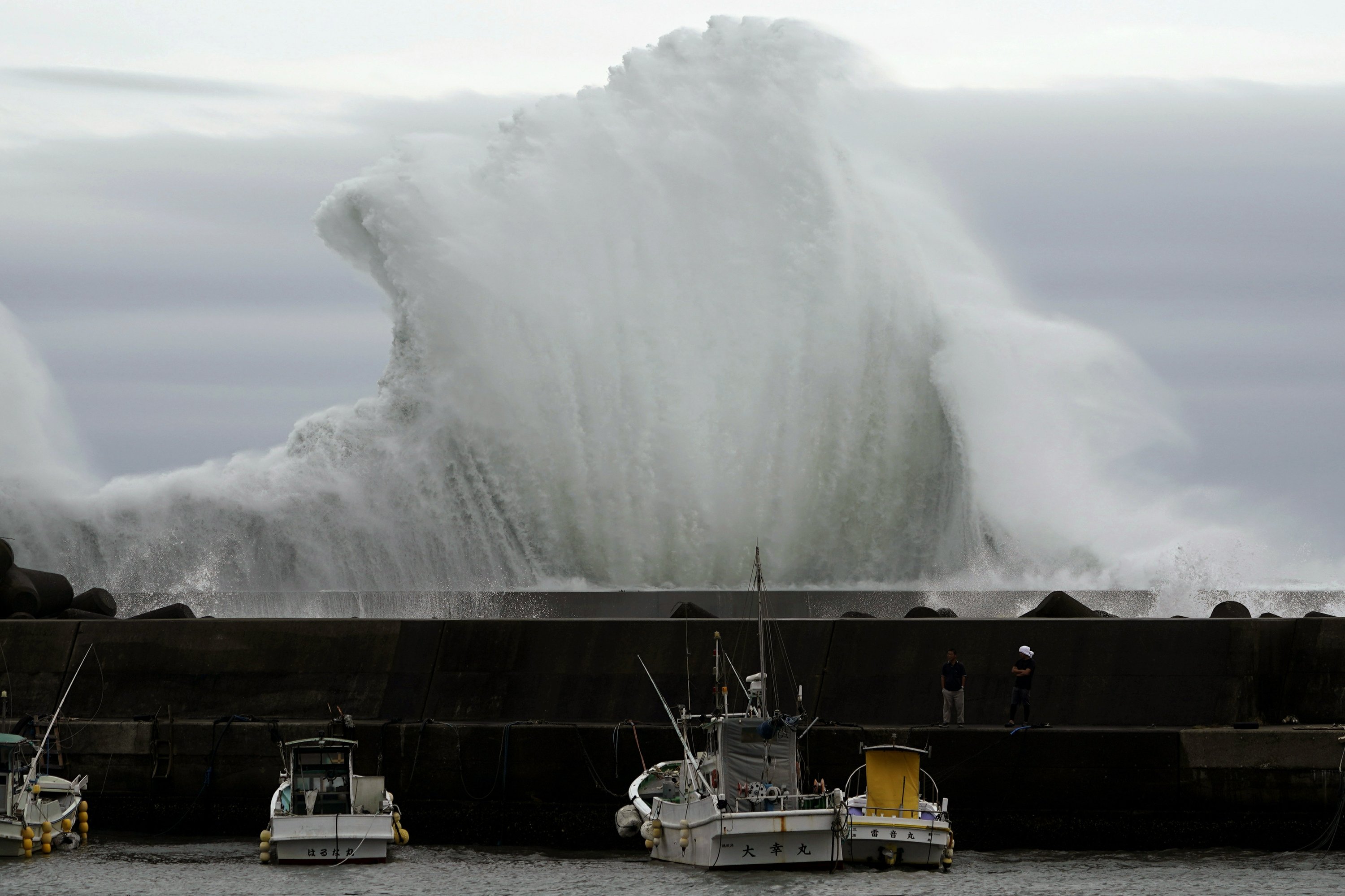 Typhoon may bring 2 feet of rain, strong winds to Tokyo area Typhoon may bring 2 feet of rain, strong winds to Tokyo area