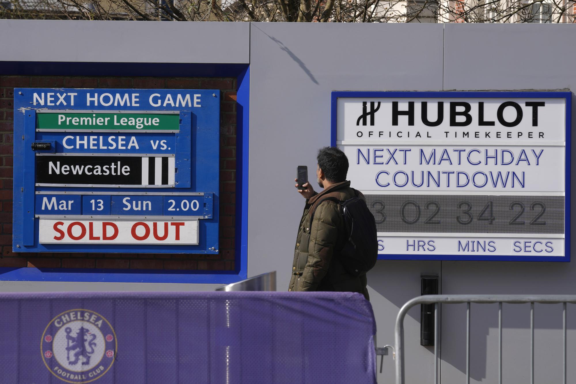 British government allows Chelsea to sell some tickets again | AP News