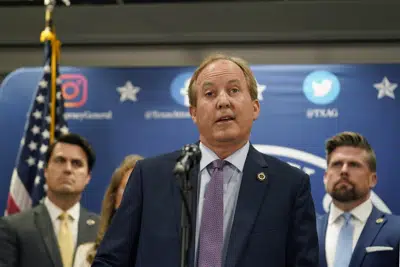 El fiscal general de Texas, Ken Paxton, lee un comunicado en su oficina, el viernes 26 de mayo de 2023, en Austin, Texas. (AP Foto/Eric Gay)