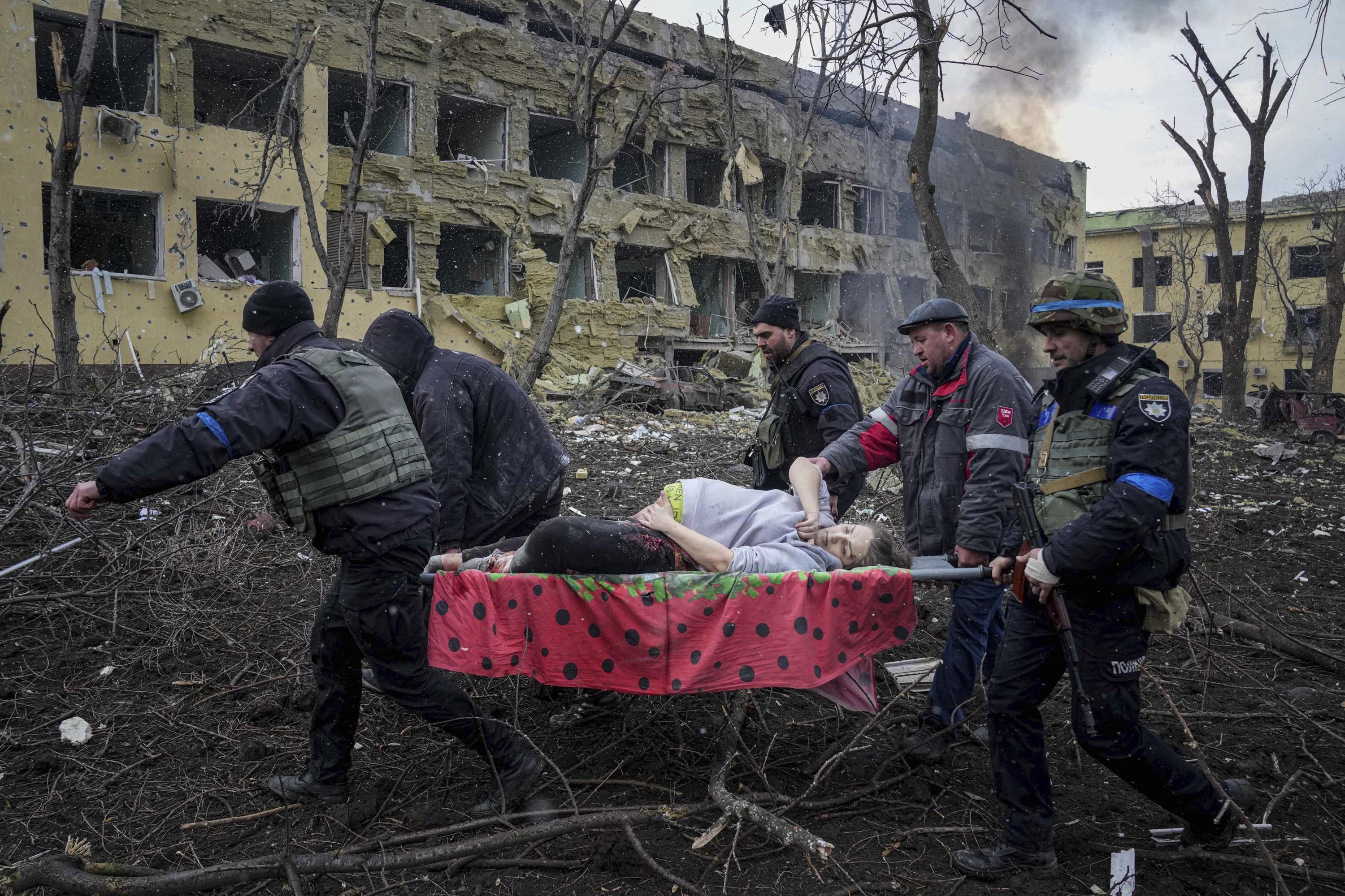 俄罗斯轰炸产科病房后，孕妇和婴儿死亡