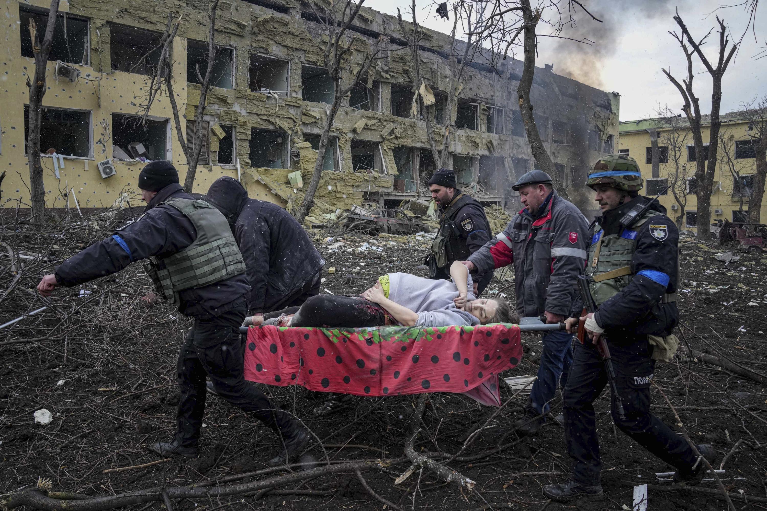 Nėščia moteris, kūdikis mirė po to, kai Rusija bombardavo gimdymo skyrių