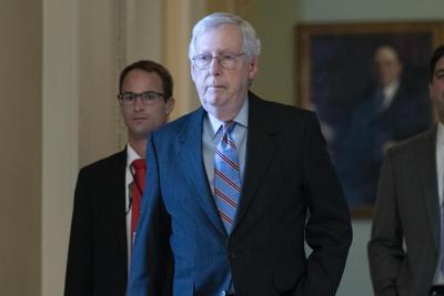 El líder de la minoría republicana en el Senado, Mitch McConnell (centro) camina hacia su oficina en el Capitolio antes de una votación, el miércoles 21 de julio de 2021, en Washington. (AP Foto/José Luis Magaña)