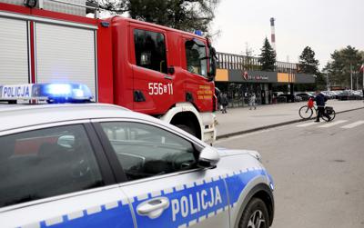 Carros de policías y bomberos cerca de la mina de carbón Pniowek en Pawlowice, sur de Polonia, el 20 de abril de 2022. (Foto AP)