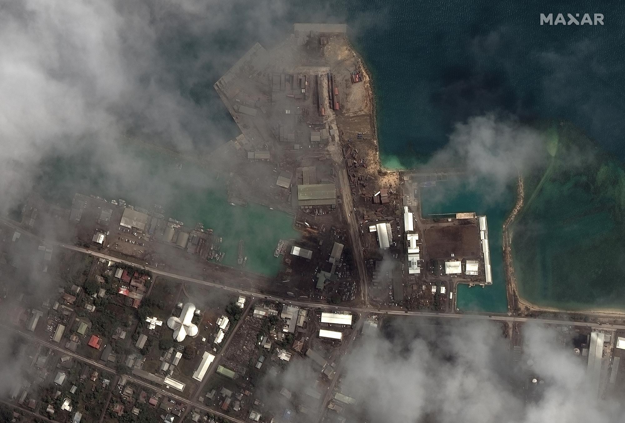 Esta imagen satelital proporcionada por Maxar Technologies muestra las principales instalaciones portuarias en Nuku'alofa, Tonga, el martes 18 de enero de 2022, luego de una enorme erupción volcánica submarina y un tsunami.  (Imagen satelital ©2022 Maxar Technologies vía AP)