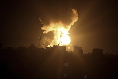 Una explosión causada por ataques aéreos israelíes ilumina el cielo nocturno en Khan Younis, en el sur de la Franja de Gaza, el domingo 2 de enero de 2022. (AP Foto/Yousef Masoud)