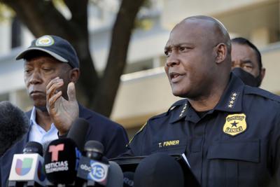 El jefe de policía de Houston, Troy Finner, a la derecha, habla junto al alcalde Sylvester Turner, a la izquierda, durante una conferencia de prensa, el sábado 6 de noviembre de 2021, en Houston, después de que varias personas murieron y decenas de personas resultaron heridas durante un festival de música la noche previa. (Foto AP/Michael Wyke)
