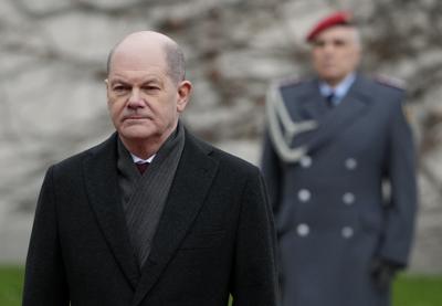 El canciller de Alemania, Olaf Scholz, espera al primer ministro de Irlanda, Micheal Martin, en la cancillería, en Berlín, Alemania, el 22 de febrero de 2022. (AP Foto/Michael Sohn)