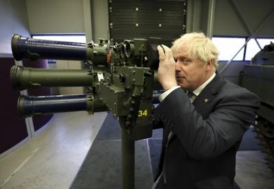 El primer ministro británico Boris Johnson con un sistema misilístico Mark 3 LML en la fábrica de armas Thales en Belfast, Irlanda del Norte, 16 de mayo de 2022. (Liam McBurney/Pool via AP)