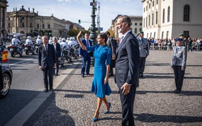 El rey Felipe VI y la reina Letizia de España saludan afuera del Neue Wache de Berlín, Alemania, el lunes 17 de octubre de 2022. La pareja real española se encuentra en Alemania para una visita de Estado de tres días. (Michael Kappeler/AP vía Pool)