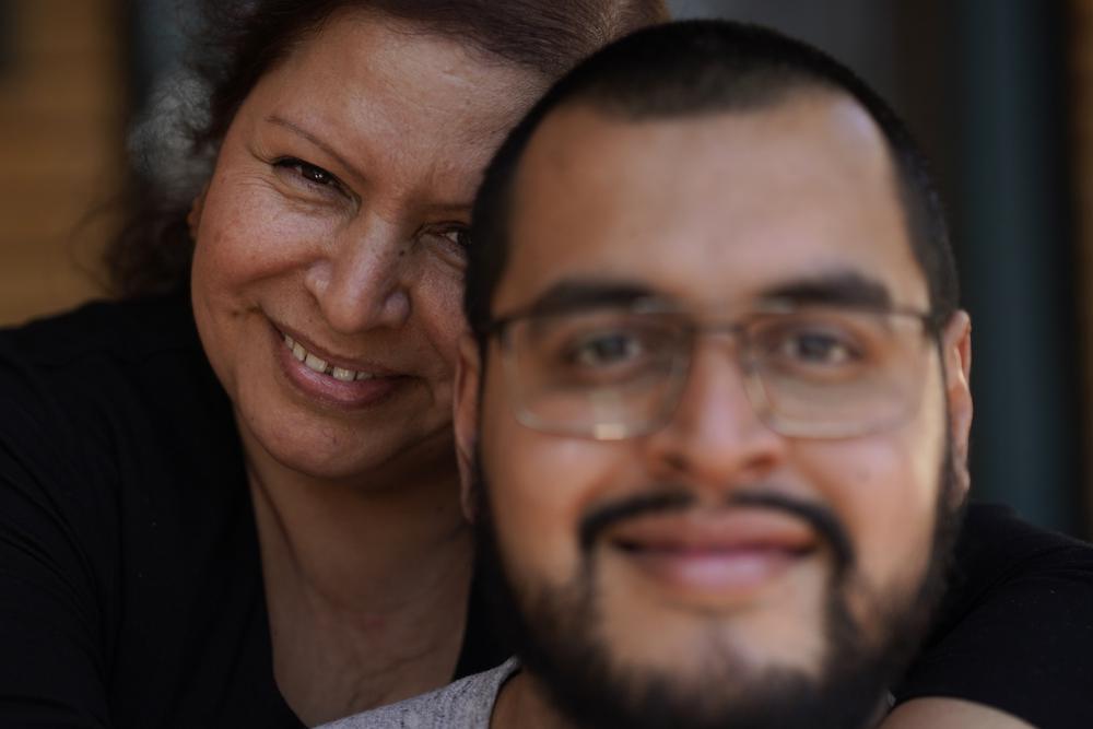 María de Lourdes Gutiérrez posa junto a su hijo Jesús "Beto" López en Chicago, Illinois, el domingo 20 de marzo del 2022. López, un “soñador” que fue deportado durante la administración de Trump, forma parte de un pequeño grupo de inmigrantes que está regresando bajo el gobierno de Biden. (Foto AP/Charles Rex Arbogast)