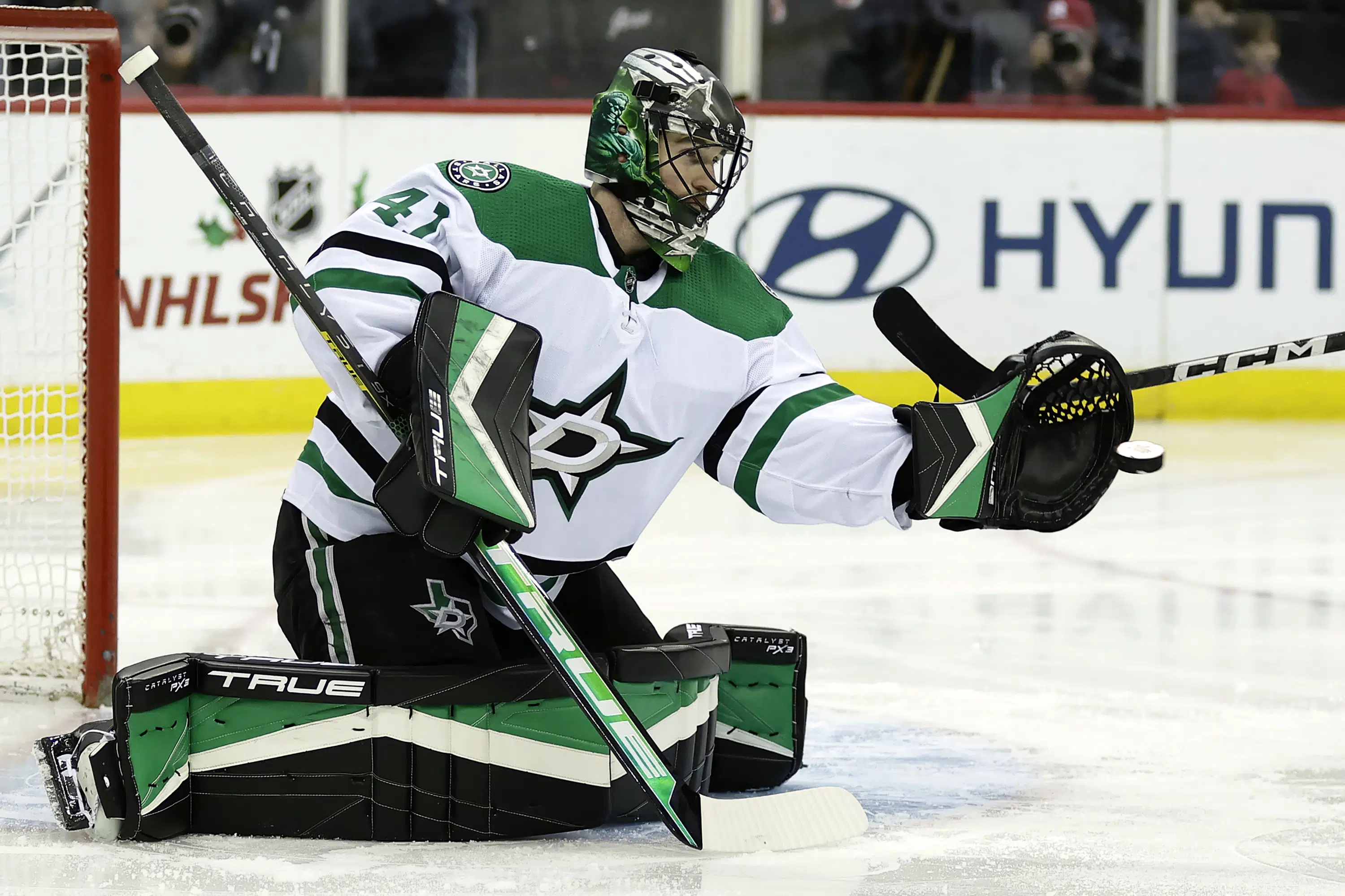 Wedgewood stops 35 shots as Stars down Devils 41 AP News