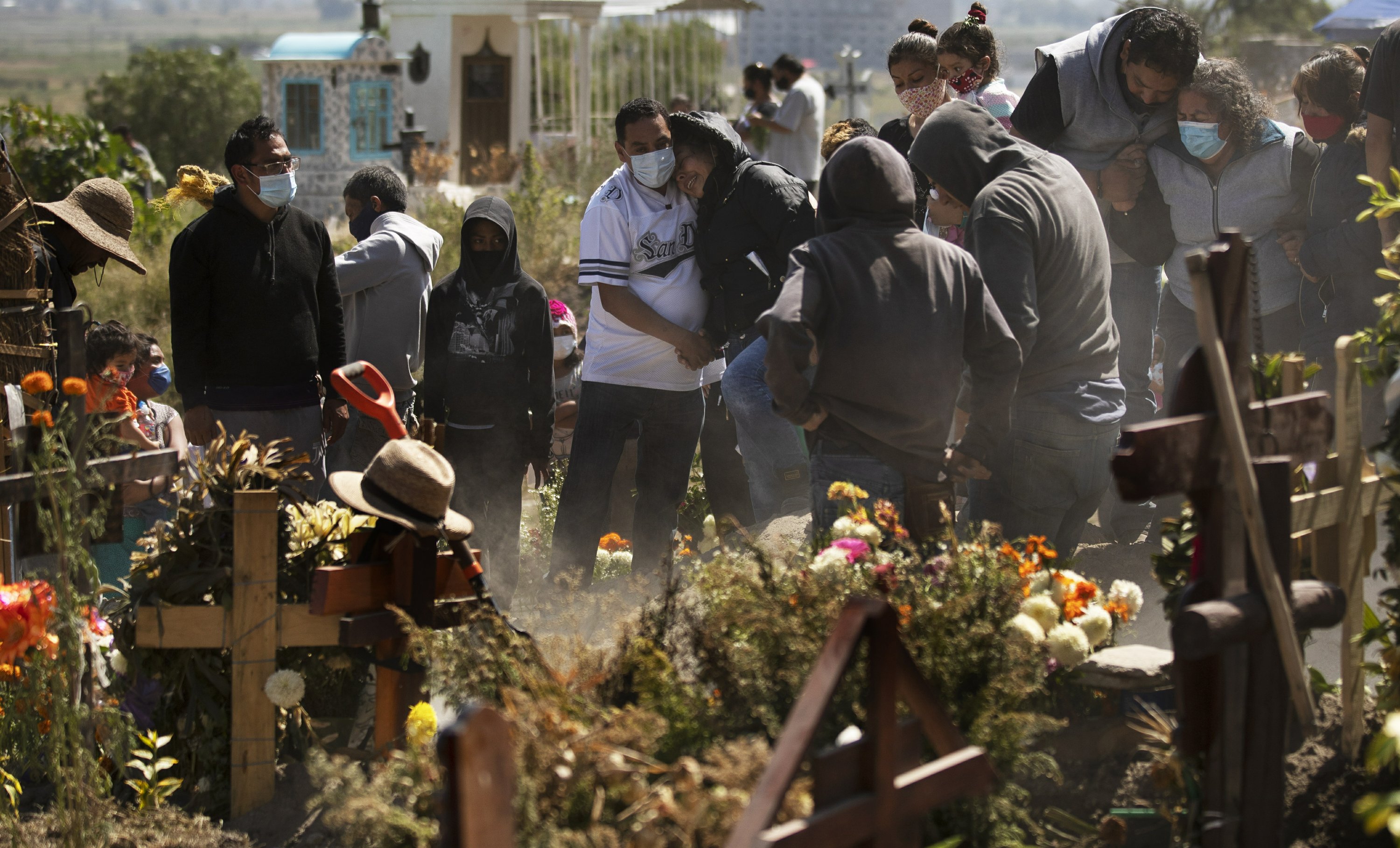 Coronavirus quita colorido al Día de Muertos en México | AP News