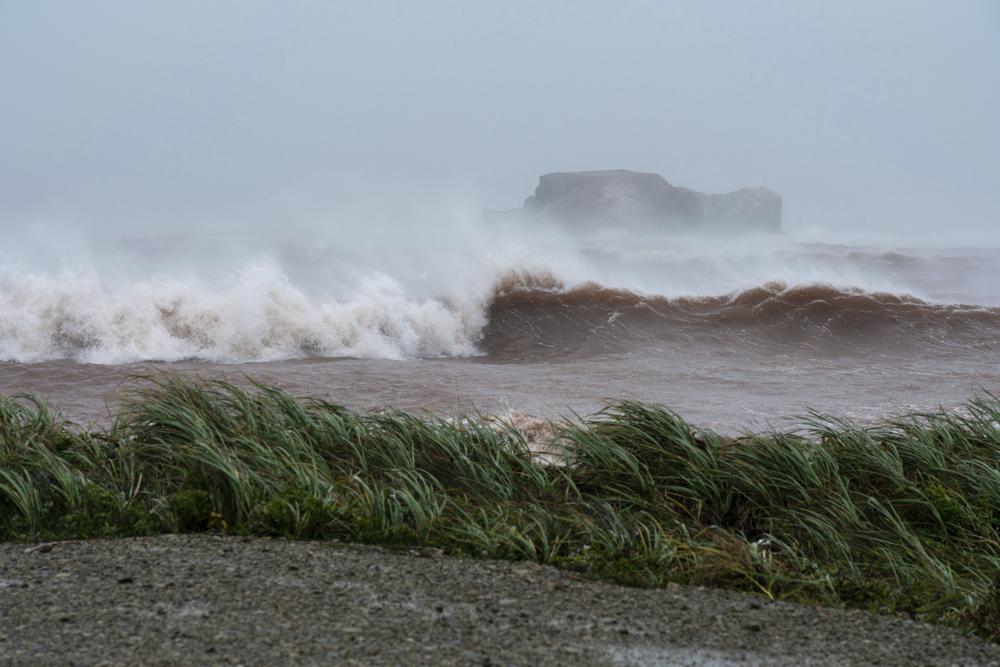 Olas abatiéndose contra la costa en l'Étang-du-Nord, en una marejada provocada por la tormenta postropical Fiona en las Islas de la Magdalena, Quebec, el sábado 24 de septiembre de 2022. (Nigel Quinn /The Canadian Press via AP)