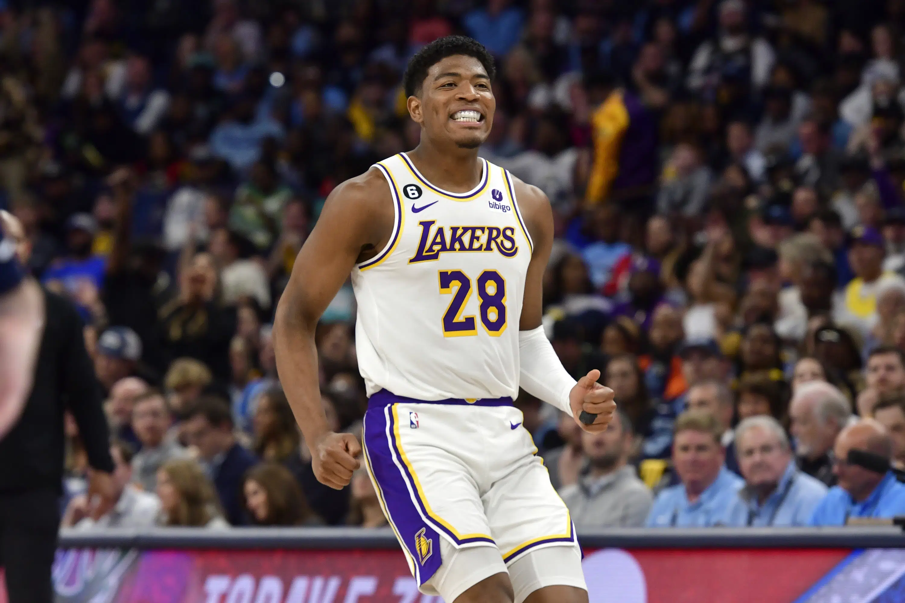 Lakers superan a Grizzlies con Hachimura en plan grande | AP News