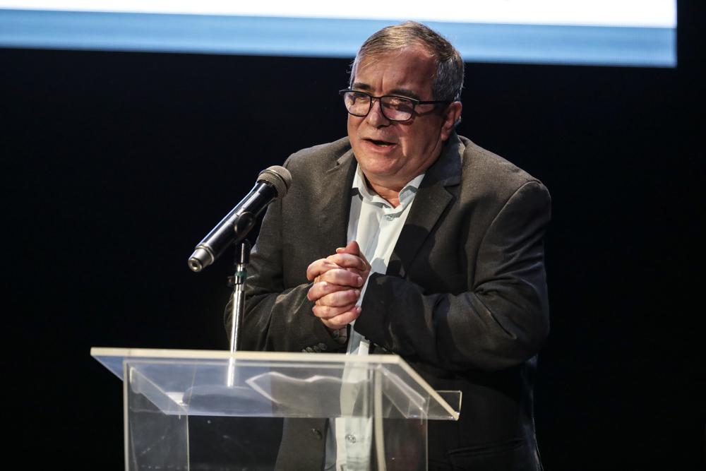 Rodrigo Londoño, también conocido como "Timochenko", excomandante de las Fuerzas Armadas Revolucionarias de Colombia (FARC) habla durante un evento en la Comisión de la Verdad para conmemorar a las víctimas del conflicto armado de décadas del país, en Bogotá, Colombia, el miércoles 23 de junio de 2021. (AP Foto/Ivan Valencia)