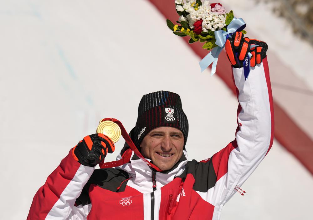 El austriaco Matthias Mayer celebra su medalla de oro tras ganar el super-G varonil en los Juegos Olímpicos de Invierno el martes 8 de febrero del 2022. (AP Foto/Luca Bruno)