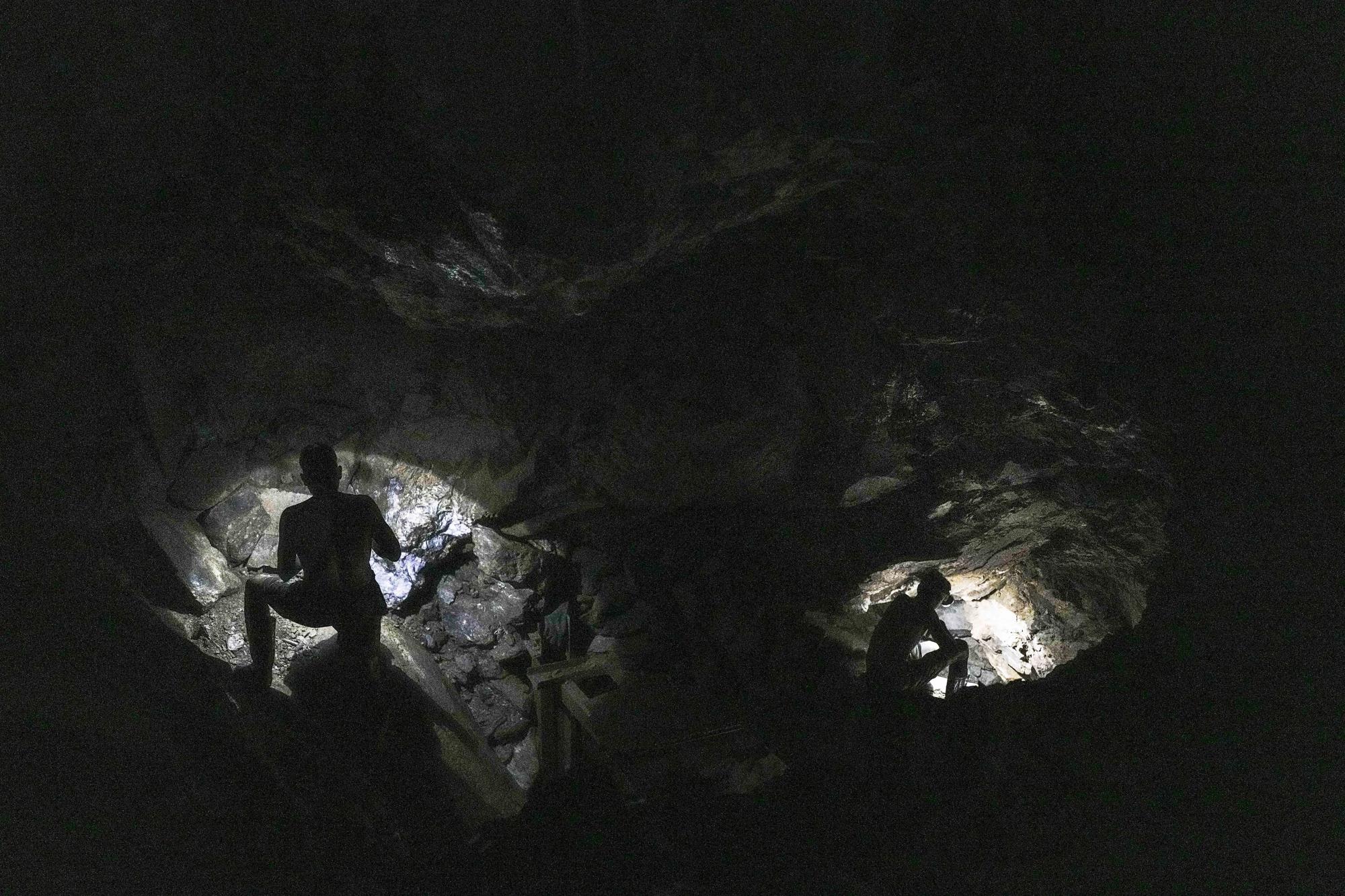 Los mineros de oro trabajan en una mina subterránea en El Callao, estado de Bolívar, Venezuela, el viernes 28 de abril de 2023. Los operadores usan dinamita para aflojar rocas debajo de la superficie, donde los trabajadores descienden para trabajar a altas temperaturas sin equipo de seguridad. (Foto AP/Matías Delacroix)