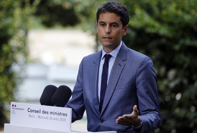 ARCHIVO - En esta imagen de archivo del miércoles 26 de agosto de 2020, el portavoz del gobierno de Francia Gabriel Attal habla tras la reunión semanal del gabinete en el Palacio del Elíseo, París. Francia anunció el miércoles 27 de octubre de 2021 que vetaría la entrada de pesqueros británicos en algunos puertos franceses a partir de la semana siguiente si no se alcanzaba un acuerdo sobre licencias de pesca. (AP Foto/Kamil Zihnioglu, archivo)