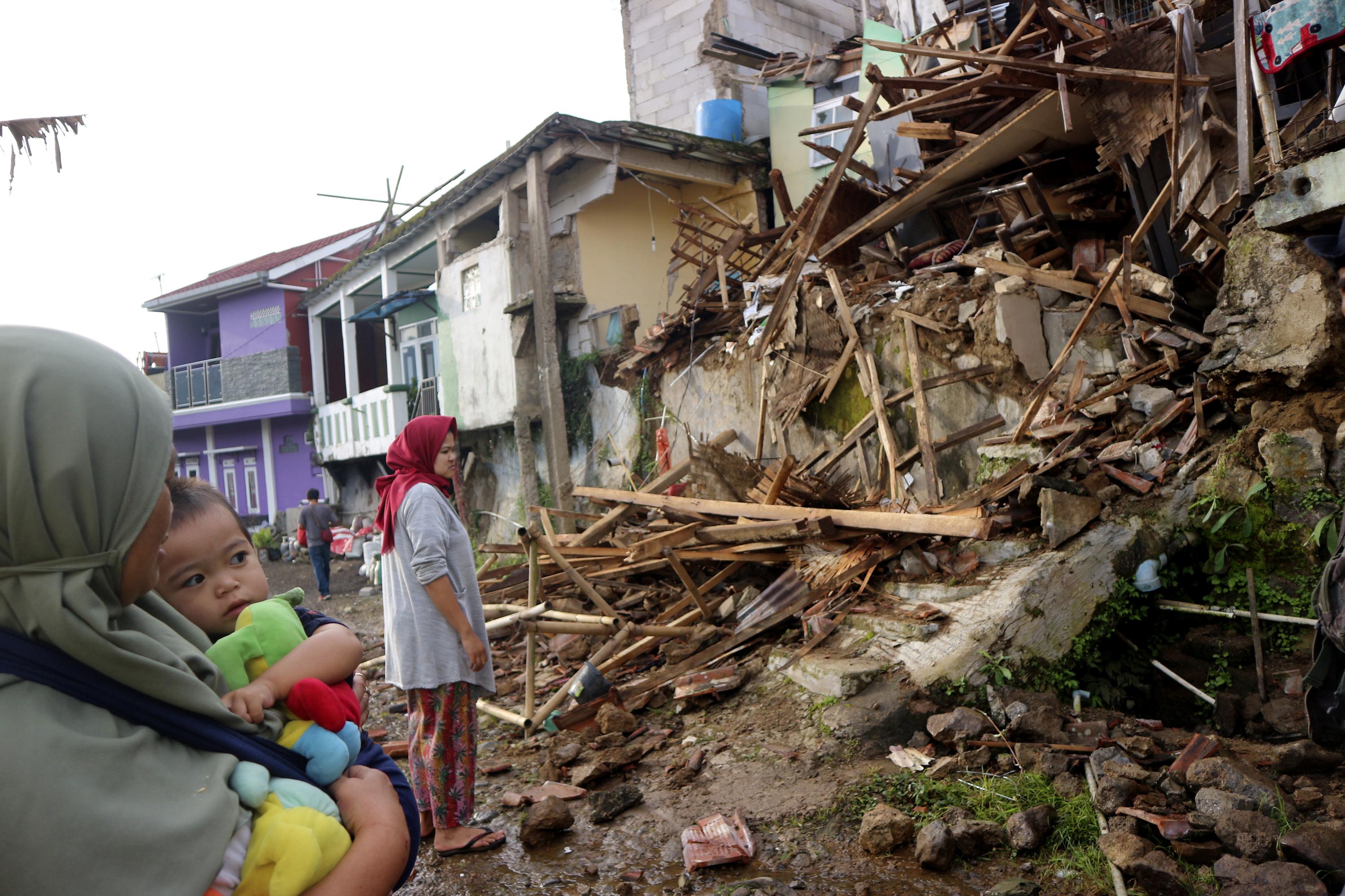 Indonesia quake death toll rises to 252 as more bodies found - The Associated Press