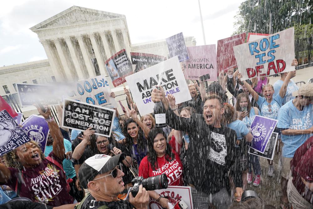 Una celebración frente a la Corte Suprema, el viernes 24 de junio de 2022, en Washington.  La Corte Suprema puso fin a las protecciones constitucionales para el aborto que habían estado vigentes durante casi 50 años, una decisión de su mayoría conservadora de anular los casos de aborto históricos de la corte.  (Foto AP/Steve Helber)