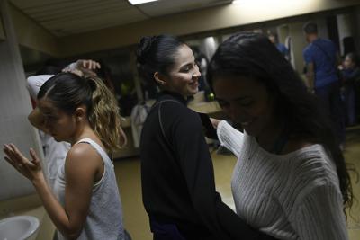 Integrantes de la compañía Teresa Danza Contemporánea se preparan para su actuación para conmemorar el 200 aniversario de la batalla de Carabobo, en el teatro Teresa Carreño en Caracas, Venezuela, el sábado 3 de julio de 2021. Después de estar cerrado por 16 meses debido a medidas restrictivas para prevenir la propagación del nuevo coronavirus, el teatro volvió a abrir sus puertas con público limitado. (Foto AP/Matías Delacroix)