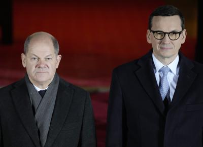 El canciller alemán Olaf Scholz, izquierda, permanece de pie al lado del primer ministro polaco Mateusz Morawiecki el 12 de diciembre del 2021, en Varsovia. (Foto AP/Czarek Sokolowski)