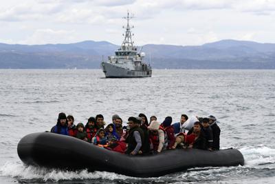 ARCHIVO - En esta fotografía del 28 de febrero de 2020, unos refugiados y migrantes llegan a la localidad de Skala Sikaminias, en la isla griega de Lesbos, tras cruzar el mar Egeo desde Turquía. (AP Foto/Michael Varaklas, Archivo)