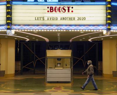 ARCHIVO - Un hombre camina frente a un cine en Glendale, California, el lunes 24 de enero de 2022. (AP Foto/Chris Pizzello, Archivo)