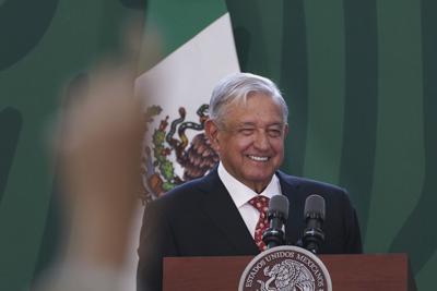 El presidente de México, Andrés Manuel López Obrador, habla durante su conferencia de prensa matutina diaria antes de inaugurar oficialmente el Aeropuerto Internacional Felipe Ángeles (AIFA) al norte de la Ciudad de México, el lunes 21 de marzo de 2022. (AP Foto/Marco Ugarte)