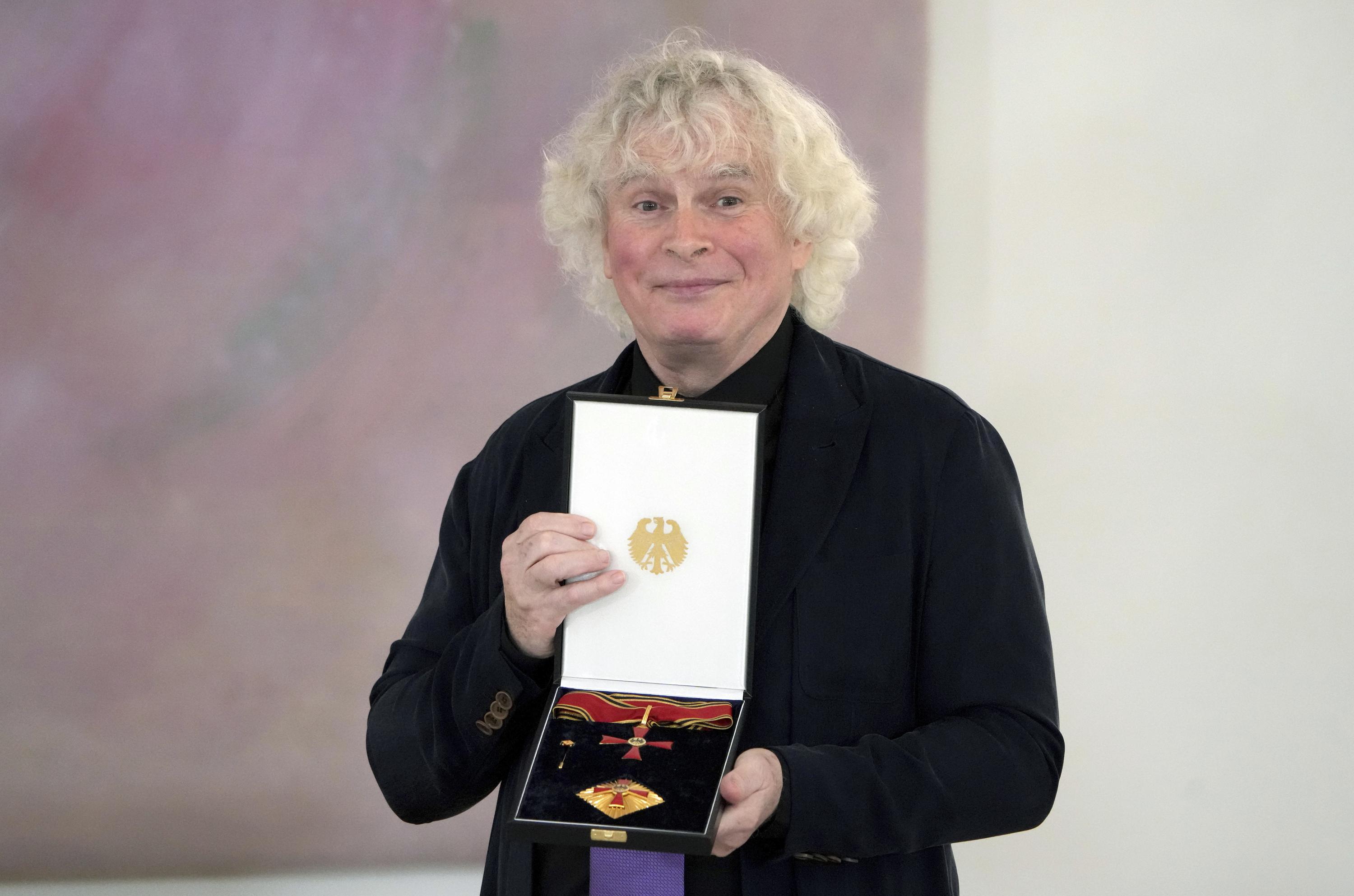 Orchesterdirigent Simon Rattle erhält Deutschlands höchste Auszeichnung