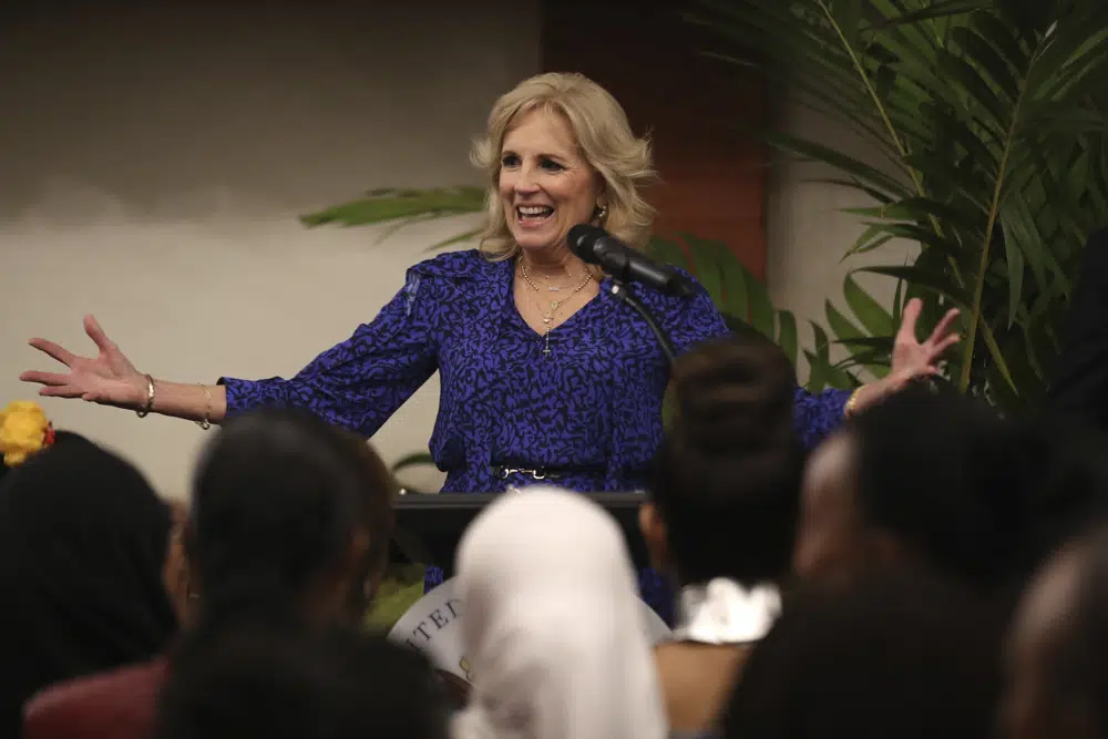 La primera dama de Estados Unidos, Jill Biden, habla mientras se reúne con mujeres líderes de Kenia en la residencia de embajadores de Estados Unidos en Nairobi, en Nairobi, Kenia, el viernes 24 de febrero de 2023. (Foto AP/Brian Inganga)