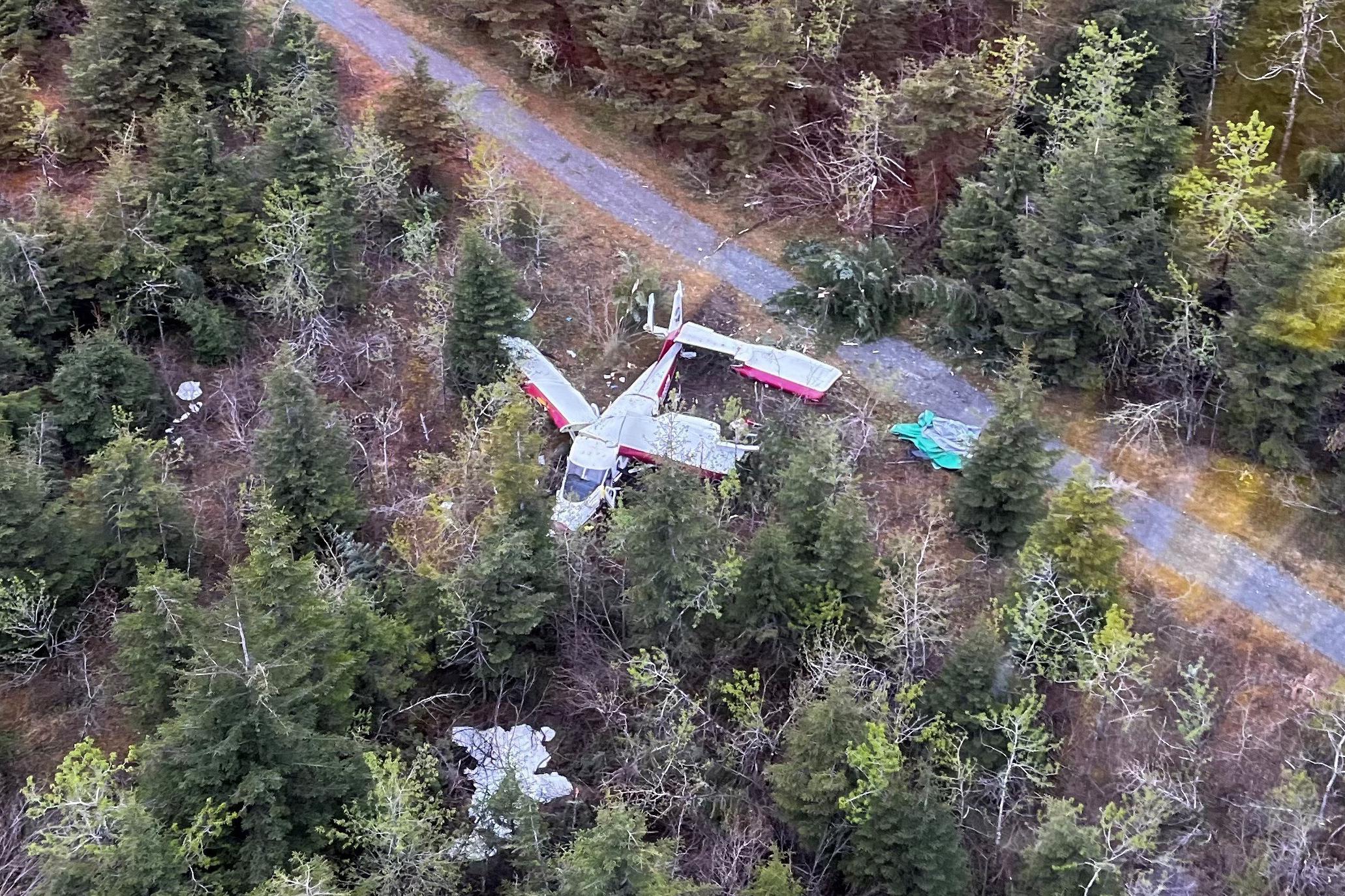 4 injured when airplane crashes short of Alaska airstrip AP News