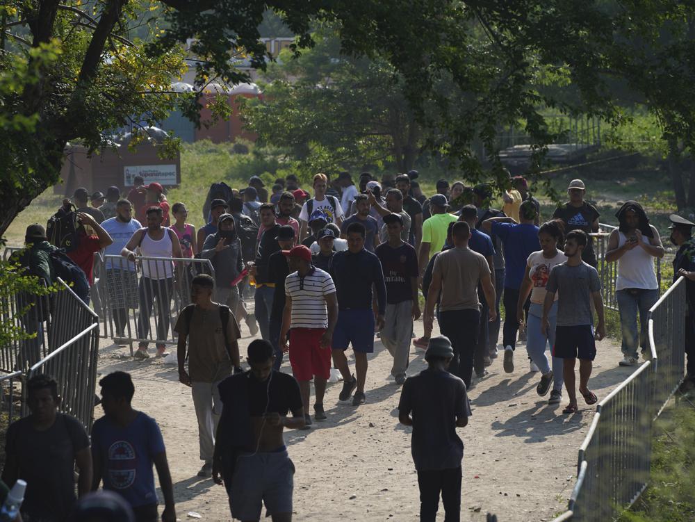 Migrantes, en su mayoría de Venezuela, llegan a un campamento donde las autoridades mexicanas emiten permisos para que puedan continuar su camino hacia el norte, en San Pedro Tapanatepec, Oaxaca, México, el 5 de octubre de 2022. Mientras los migrantes, especialmente los venezolanos, enfrentan el nuevo desafío que supone la nueva política estadounidense para disuadir que crucen su frontera, la localidad de San Pedro Tapanatepec actúa como anfitrión inesperado de más de 10.000 migrantes acampados muy lejos de la frontera de Estados Unidos. (Foto AP/Marco Ugarte)