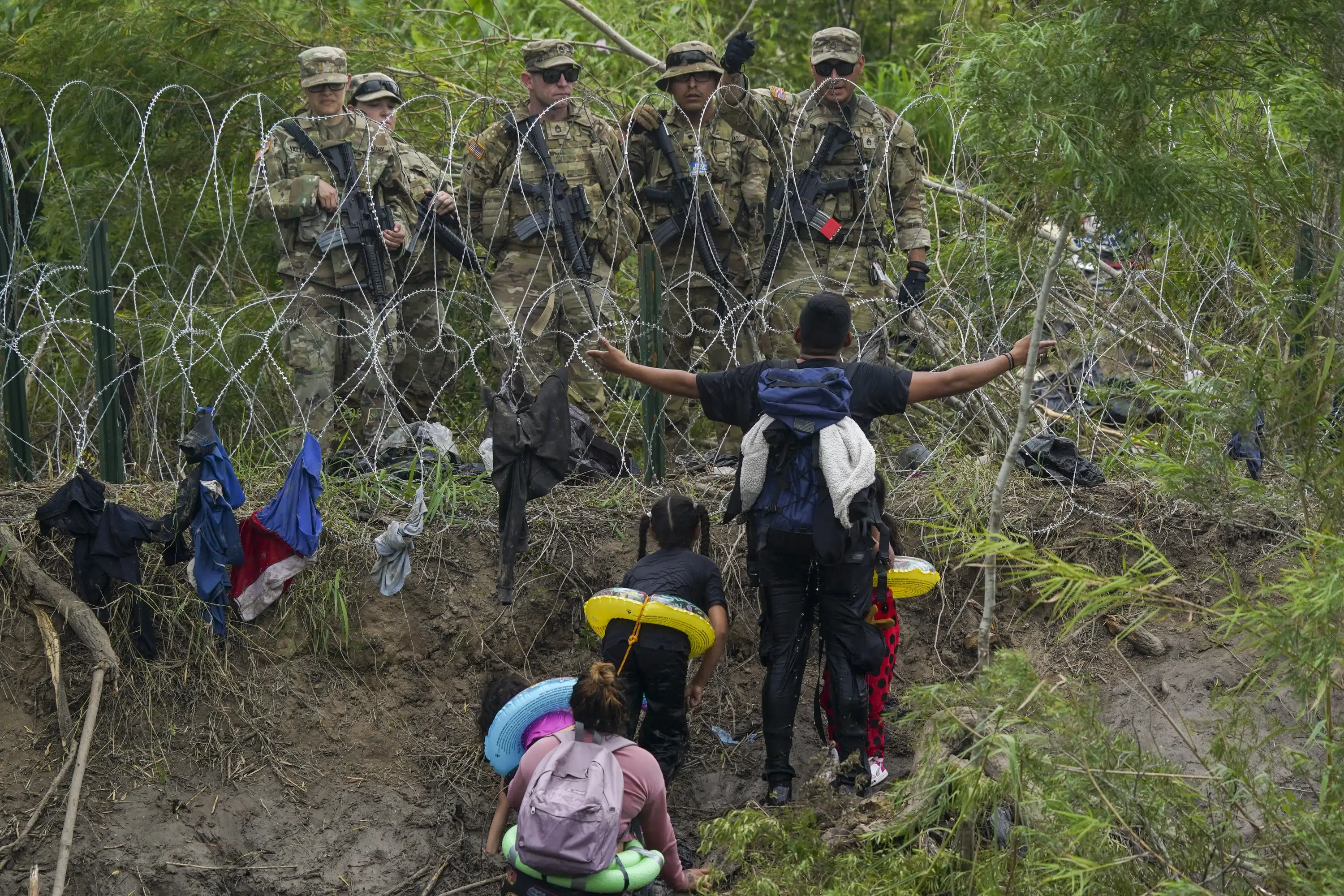 Migrants rush across the US border in the final hours before Title 42 expires