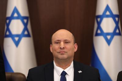 ARCHIVO - El primer ministro israelí Naftali Bennett preside una reunión de gabinete, Jerusalén, 15 de mayo de 2022. Bennett elogió el martes 17 de mayo de 2022 la decisión de expandir los asentamientos judíos en la Cisjordania ocupada. (Abir Sultan/Pool Photo via AP, File)