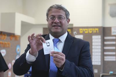 ARCHIVO - El legislador ultraderechista israelí Itamar Ben Gvir muestra su boleta en el asentamiento judío de Kiryat Arba, en Cisjordania, el 1 de noviembre del 2022. Ben Gvir, cuya popularidad creciente ayudó a egresar al ex primer ministro Benjamin Netanyahu al poder en las elecciones de la semana pasada, rindió tributo el 10 de noviembre a un rabino extremista asesinado en 1990.  (AP Foto/Tsafrir Abayov)