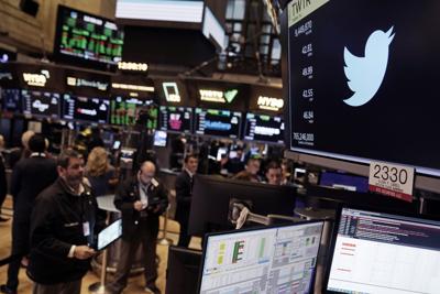 ARCHIVO - El logotipo de Twitter aparece en la sala de operaciones bursátiles de la Bolsa de Valores de Nueva York, el martes 4 de octubre de 2022. (AP Foto/Seth Wenig, archivo)