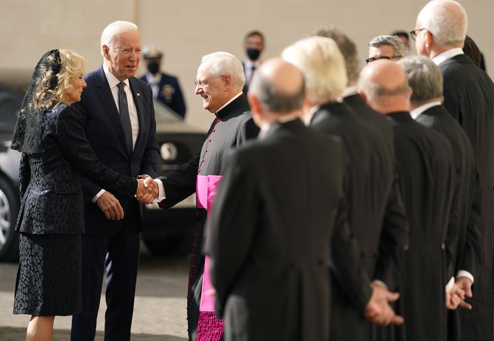 El presidente de los Estados Unidos, Joe Biden, y la primera dama, Jill Biden, son recibidos por el Jefe de la Casa Papal, Mons. Leonardo Sapienza, en el centro, cuando llegan para una reunión con el Papa Francisco en el Vaticano, el viernes 29 de octubre de 2021. Una cumbre del Grupo de los 20 programada para este fin de semana en Roma es la primera reunión en persona de líderes de la más grande del mundo. economías desde que comenzó la pandemia de COVID-19. (Foto AP / Evan Vucci)