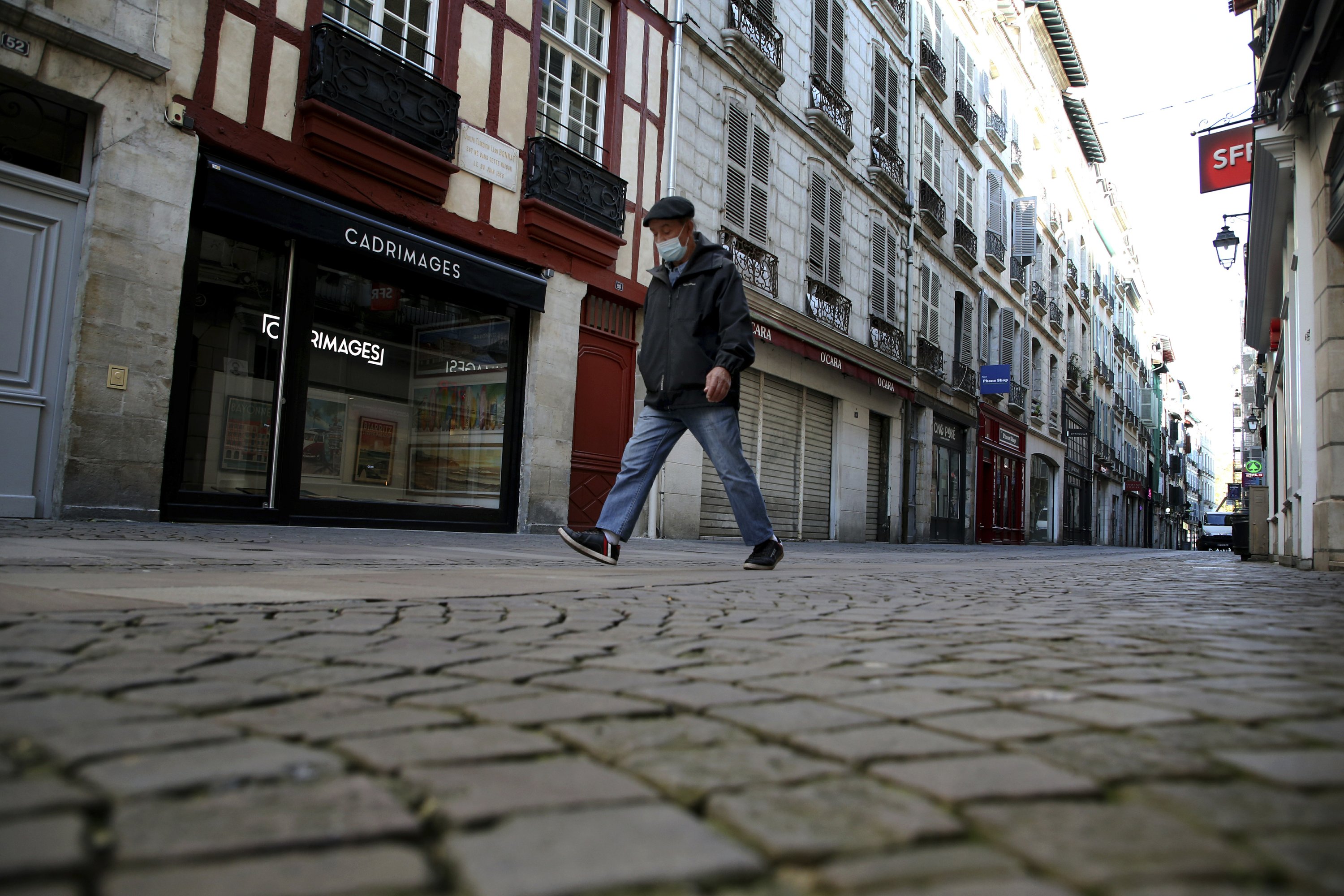 Parisians flee, sidewalks empty as France enters lockdown