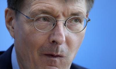 ARCHIVO_ El ministro de salud de Alemania, Karl Lauterbach, habla en una conferencia de prensa sobre la pandemia de coronavirus en Berlín el 22 de diciembre del 2021.  (AP Foto/Michael Sohn)